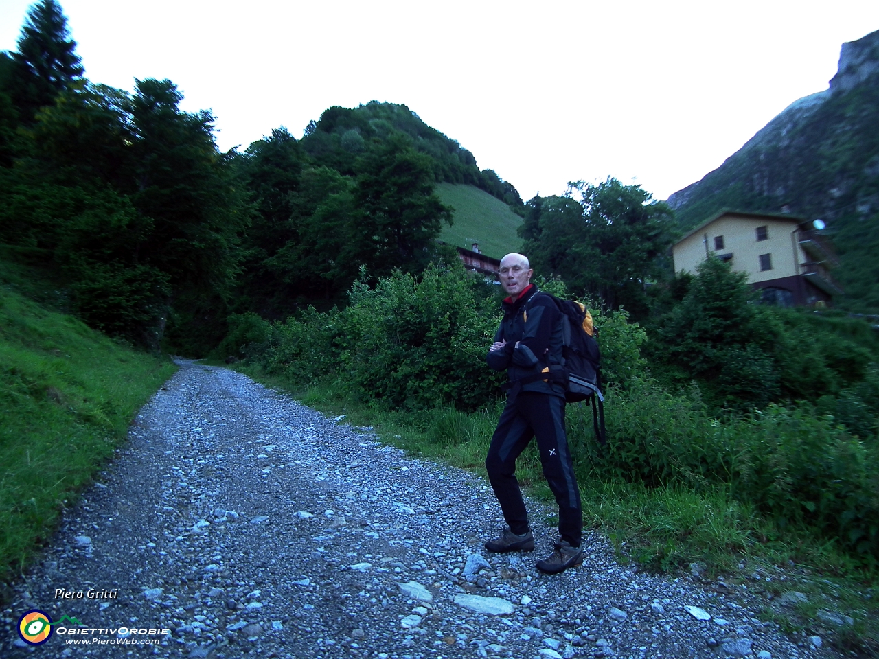 05 Partiamo da Pian Bracca (1122 m.) in Val Vedra.JPG